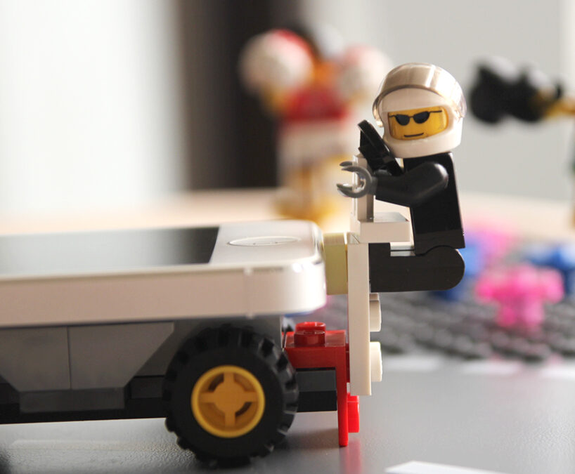 Brick Lightning Cap – obuduj iPhone’a klockami LEGO