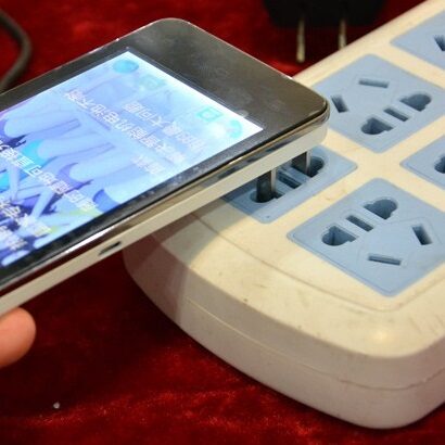 Daxian N100i – smartfon, który wepniemy bezpośrednio do gniazdka