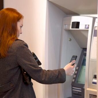 Bankomat bez karty – pobierzesz gotówkę kodem QR ze smartfona