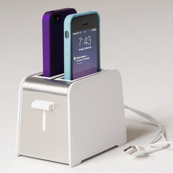 Foaster – stacja dokująca dla iPhone’a z Lightning, w kształcie tostera