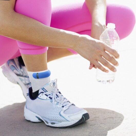 Inteligentne skarpetki do biegania i gadżet fitness na nogę od Sensorii