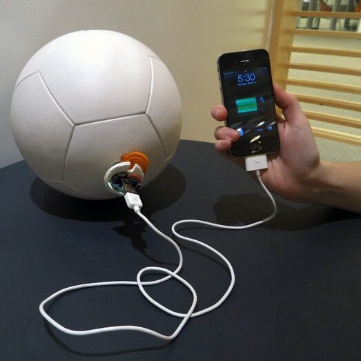 Soccket – piłka nożna źródłem energii do podładowania baterii