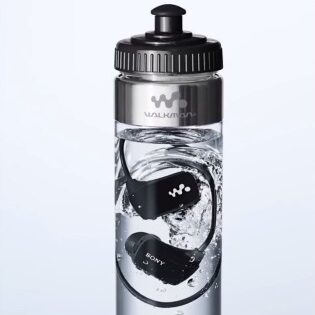 Sony sprzedaje swoje wodoodporne słuchawki z mp3 w butelkach z wodą