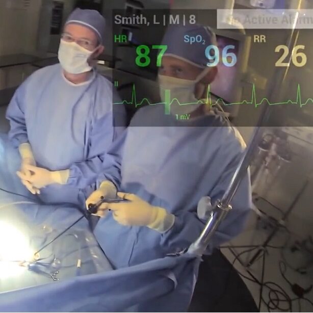 Dane witalne pacjenta na Google Glass przed okiem chirurga.