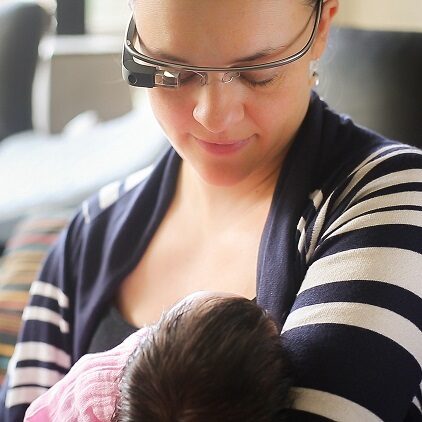 Ubieralne możliwości Google Glass dla karmiących matek
