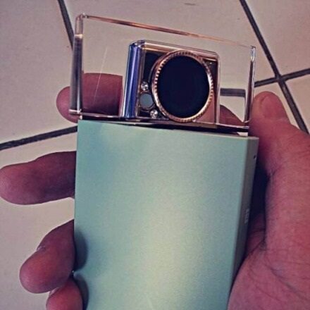 Damski smartfon Sony z obrotową kamerką do "selfie"