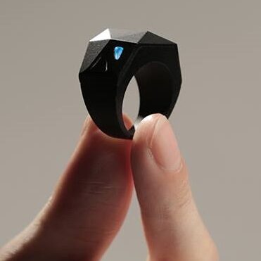 Siring – inteligentny pierścień z jedną diodą LED i przyciskiem