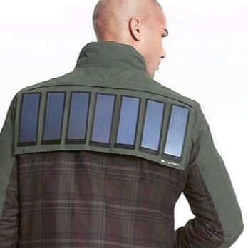Tommy Hilfiger proponuje kurtki z panelami solarnymi