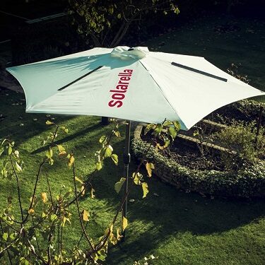 Solarella – ogrodowy parasol z panelami słonecznymi i portami USB