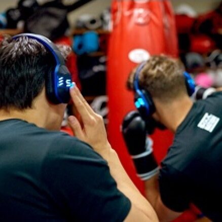 Combat+ Sync – z walkie-talkie w słuchawkach do trenowania