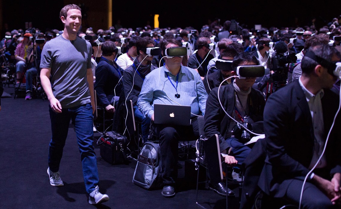 Mark Zuckerberg na prezentacji Samsung Unpacked i zombie widownia z goglami VR. Foto z kanału FB Marka Zuckerberga.