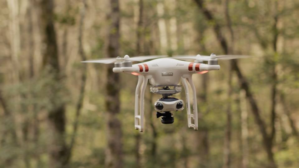 Kamerkę EYSE łatwo przymocować do popularnych dronów (tutaj DJI Phantom).