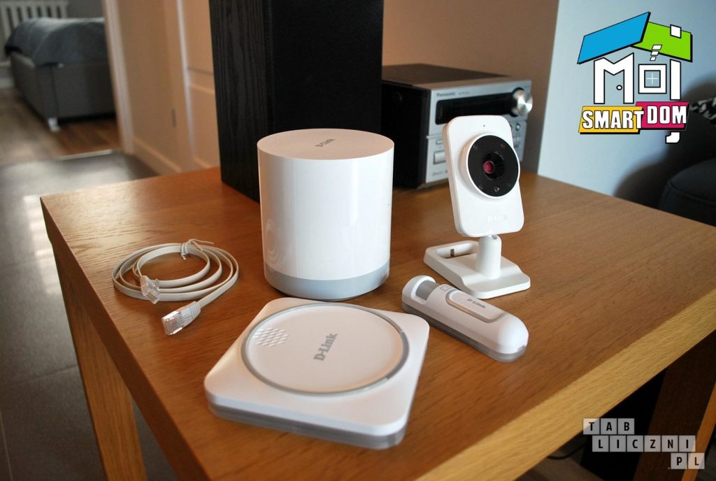 Zestaw startowy Smart Home Z-Wave: Connected Home Hub, czujniki okien/drzwi, syrena i kamerka HD.